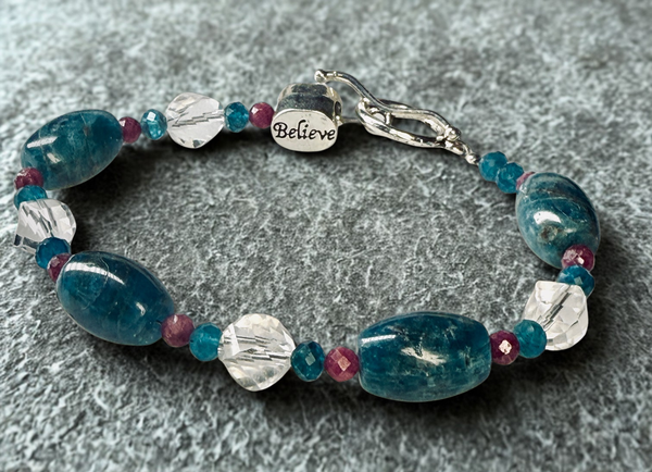 Belief and Self-Love Bracelet Apatite Blend - Apatite, Neon Apatite, Ruby, Quartz